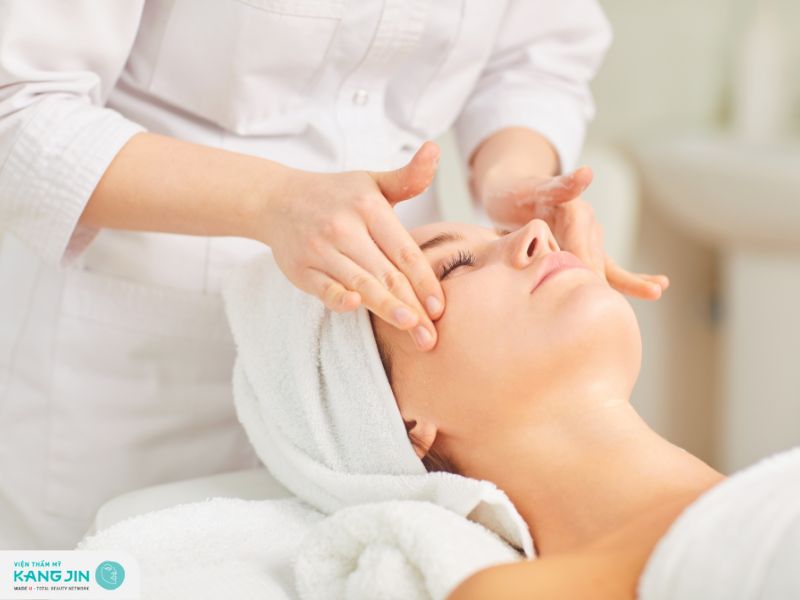 Massage giảm bọng mắt dưới tại nhà