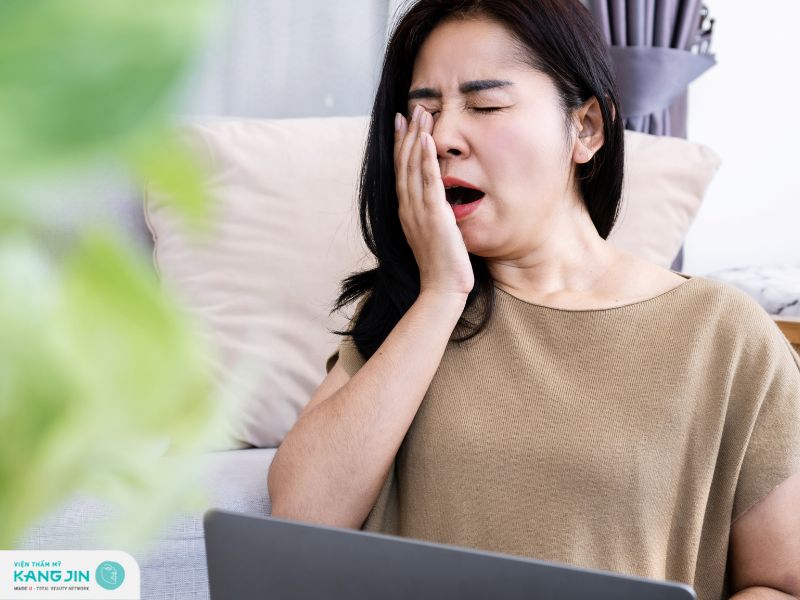 Thiếu ngủ kéo dài là nguyên nhân hình thành bọng mắt và quầng thâm