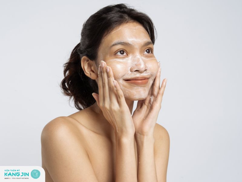 Chọn sản phẩm làm sạch dành cho da nhạy cảm sau khi trị nám bằng laser