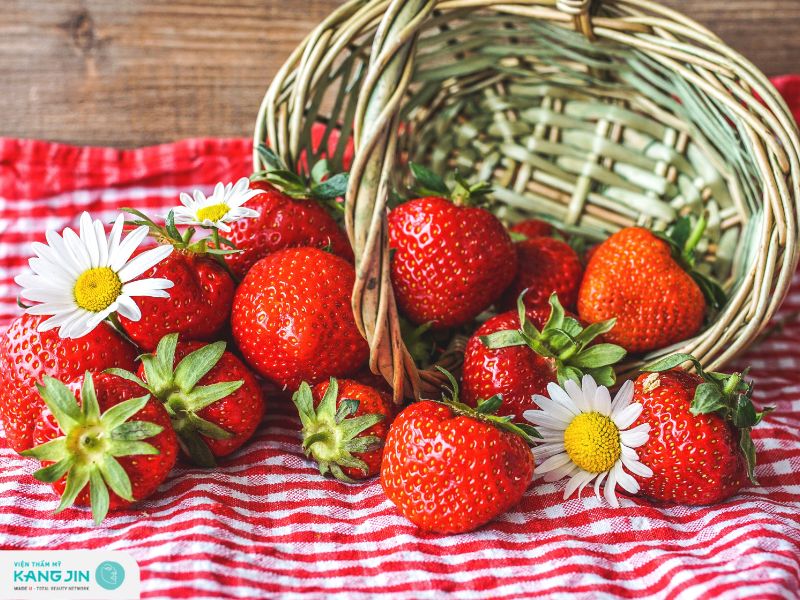 Axit salycilic trong quả dâu có tác dụng điều trị mụn cho da mặt