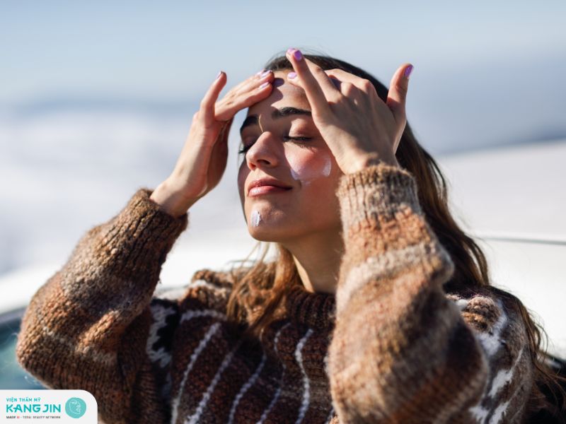 Thoa kem chống nắng giúp da được bảo vệ trước ảnh hưởng của tia UV