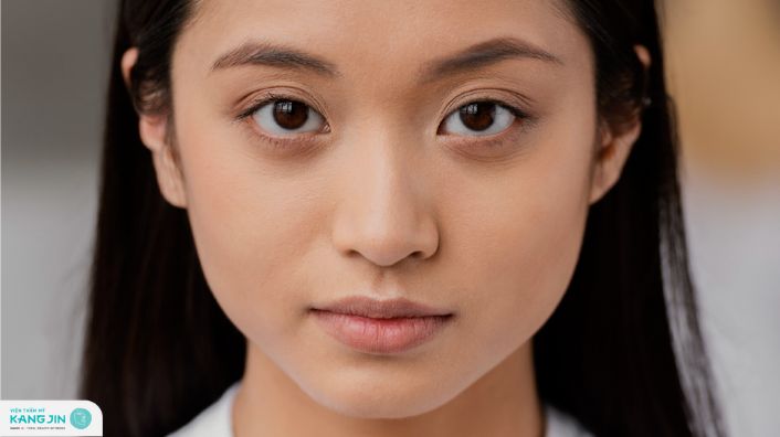 khuôn mặt không cân đối