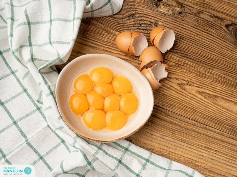 lòng đỏ trứng gà đắp mặt