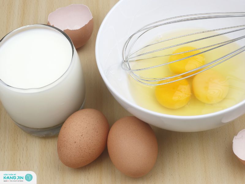 lòng đỏ trứng gà đắp mặt