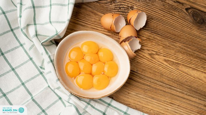 lòng đỏ trứng gà đắp mặt