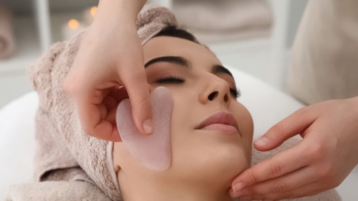 massage mặt bằng đá thạch anh