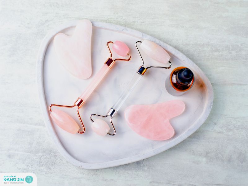 massage mặt bằng đá thạch anh