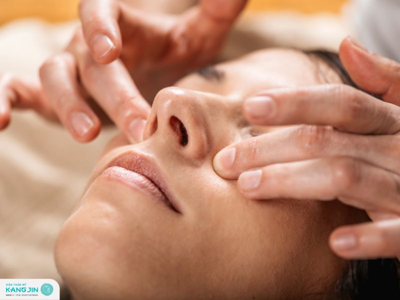 massage giảm nhăn ở sống mũi