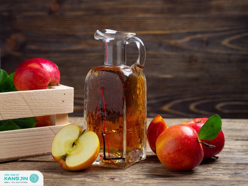 Dùng giấm táo trị mụn ẩn quanh mắt hiệu quả tại nhà