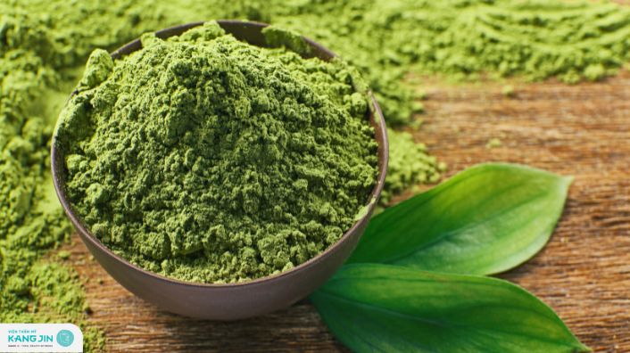 trị mụn bằng bột trà xanh cho da dầu