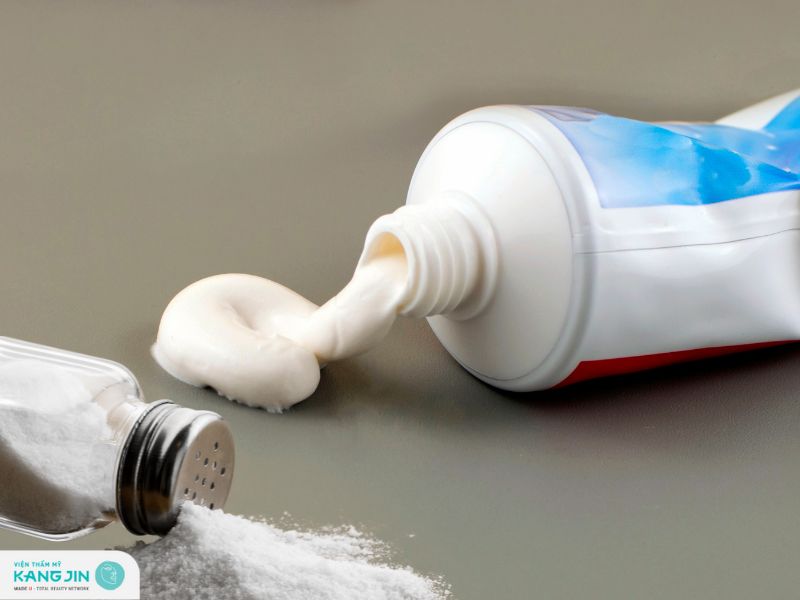 trị mụn bằng kem đánh răng và muối