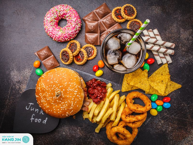 Nguồn dinh dưỡng không khoa học cũng là nguyên nhân khiến da mặt bị sạm đen