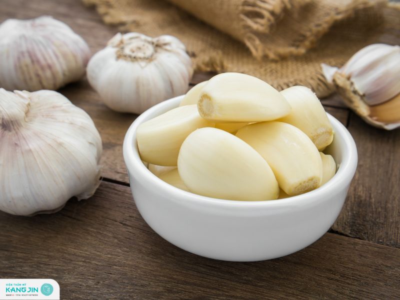 trị thâm mụn bằng tỏi có tốt không