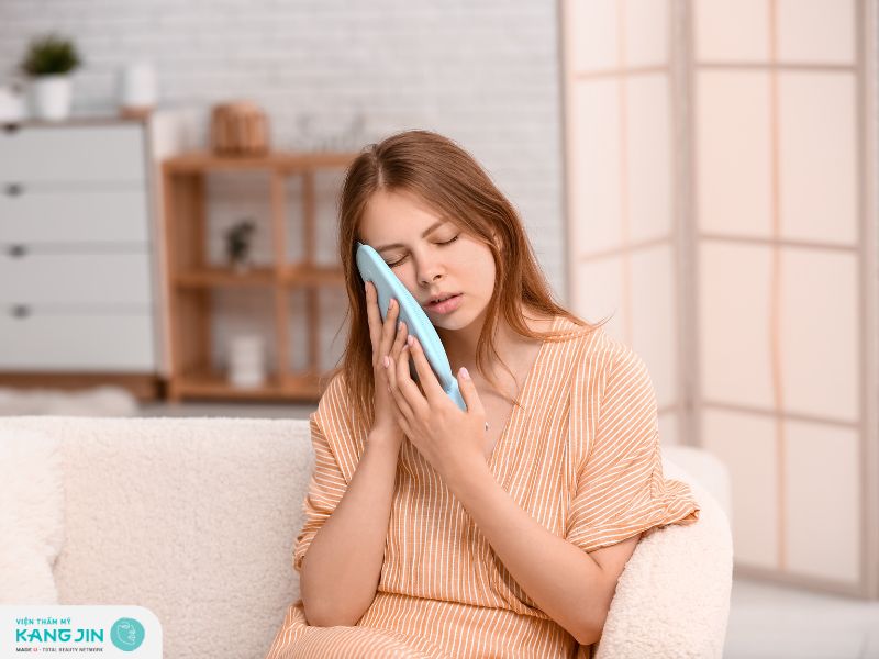 Chườm ấm để làm dịu vết sưng tấy