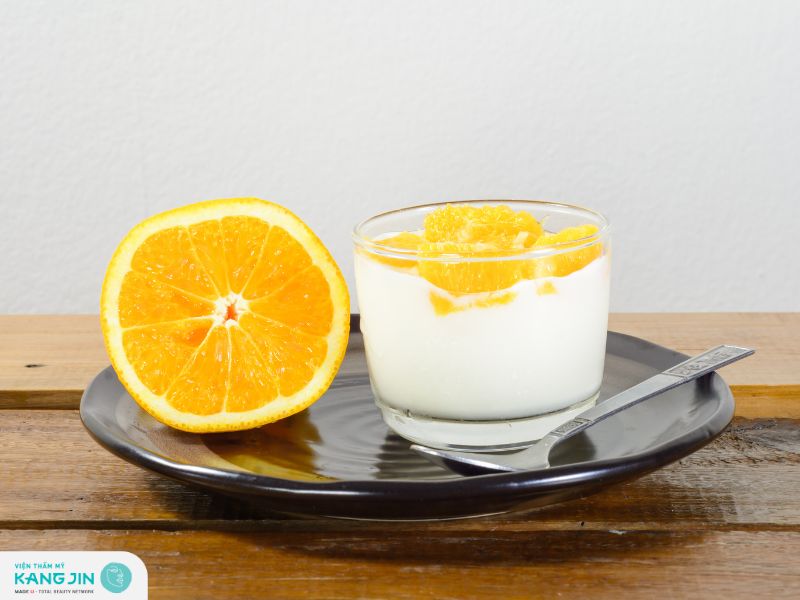 Cách làm trắng da tay, mặt bằng sữa chua và cam