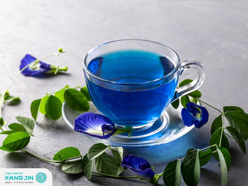 Đắp mặt nạ hoa đậu biếc tươi trị mụn hiệu quả 