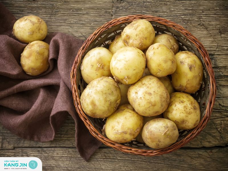 Sử dụng khoai tây và chanh dưỡng trắng da chân bị sạm đen