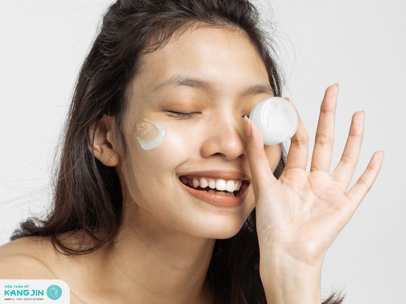 Dưỡng ẩm da sau khi đắp mặt nạ đất sét 