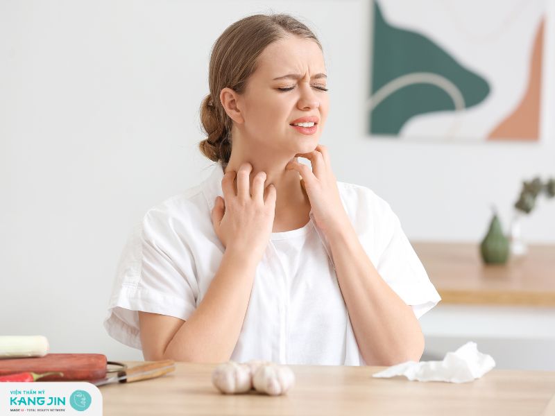 Dị ứng thời tiết gây cảm giác ngứa ngáy khiến da dễ bị nổi mụn 