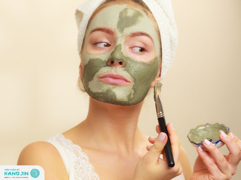 Mặt nạ đất sét hút dầu thừa và cặn bẩn sâu trong da