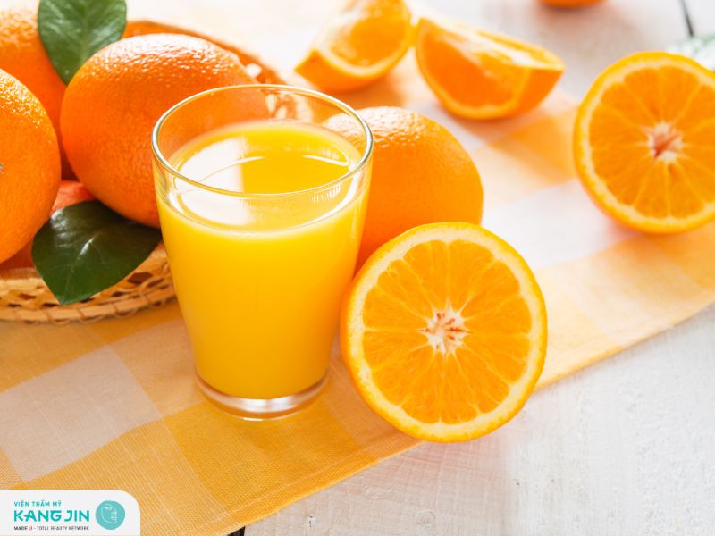 Cam kết hợp cùng sữa tươi giúp bổ sung dưỡng chất để cải thiện da khô bong tróc