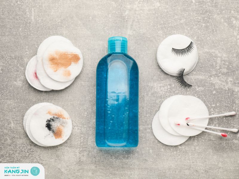 Tẩy trang loại bỏ lớp trang kiểm trên da mặt tránh gây bít tắc
