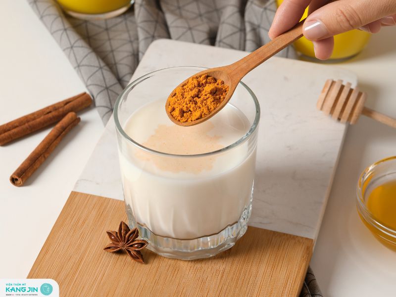 trị mụn bằng bột nghệ và sữa tươi