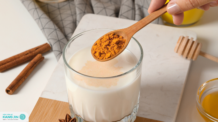 trị mụn bằng bột nghệ và sữa tươi