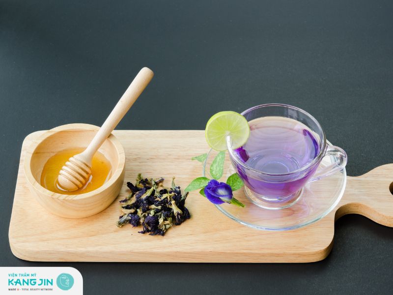 Trị mụn bằng hoa đậu biếc tươi và mật ong giúp kháng viêm, giảm mụn hiệu quả 