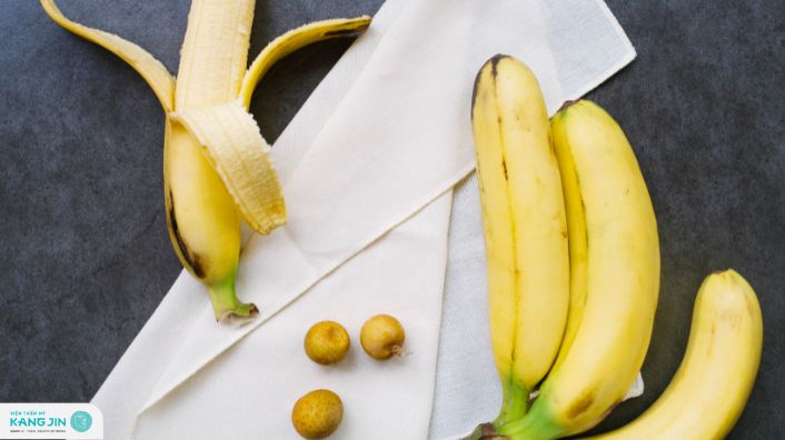 trị mụn bằng vỏ chuối