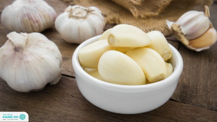 trị thâm mụn bằng tỏi có tốt không