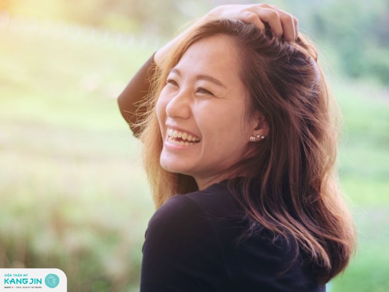 Khi cười những nếp nhăn sẽ hiện rõ hơn