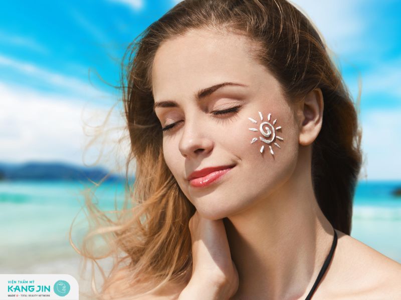 Sử dụng kem chống nắng cho da mụn giúp bảo vệ da khỏi tác hại của tia UV từ ánh nắng mặt trời 