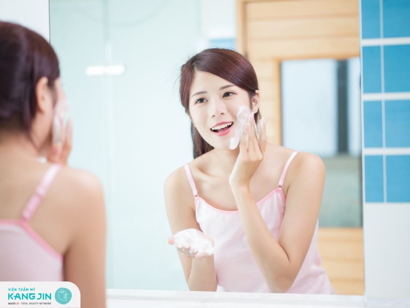 Vệ sinh da mặt sạch sẽ giúp ngăn ngừa da bị mụn 