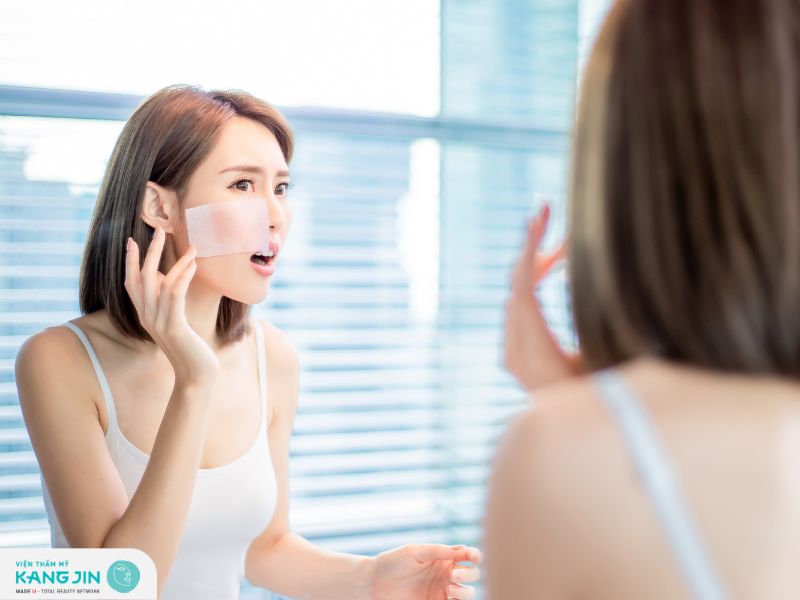 Chăm sóc da dầu mùa hè bằng cách hạn chế sử dụng giấy thấm dầu liên tục trong cùng một ngày