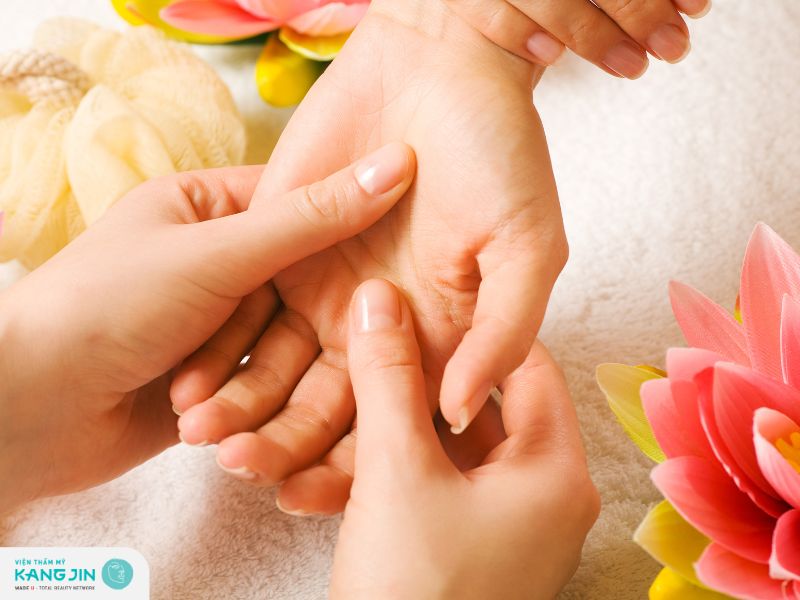 Sử dụng dầu tự nhiên massage da tay giúp da tay mềm ẩm