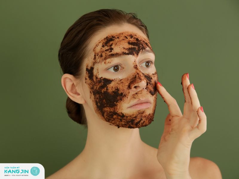 So sáng sự khác biệt giữa tẩy da chết vật lý và tẩy da chết hóa học 