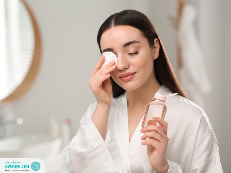 Tẩy trang là bước cần thiết để chăm sóc da dầu mùa hè 