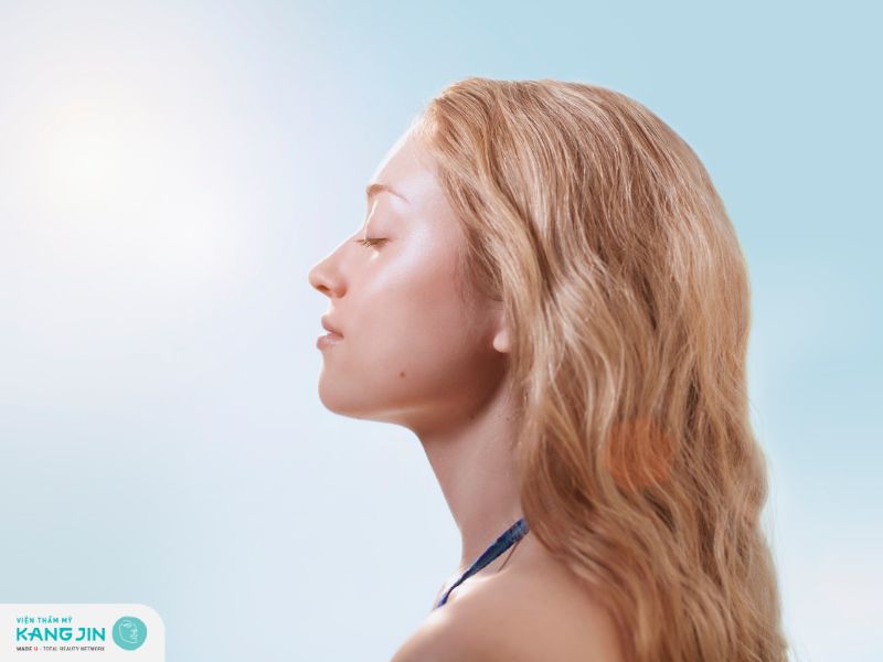 Tránh để da cổ và gáy tác động trực tiếp với ánh nắng mặt trời 