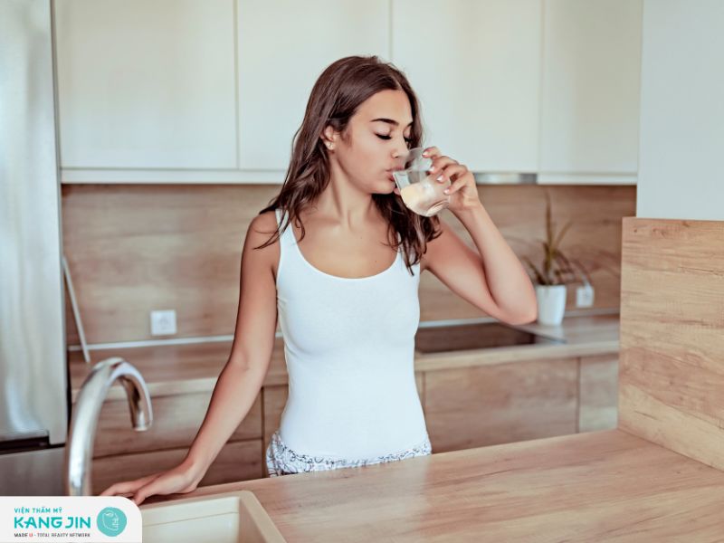 Uống đủ 1,5-2 lít nước mỗi ngày và xây dựng chế ăn uống lành mạnh 