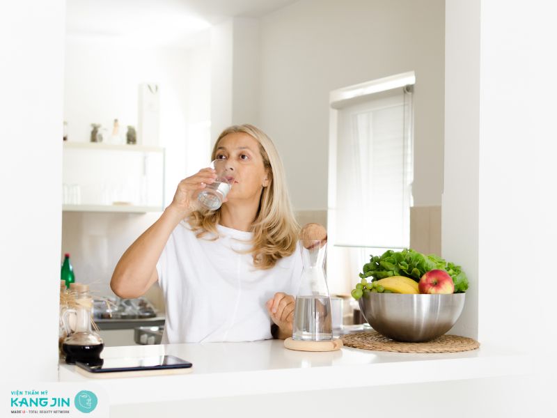 Uống đủ nước mỗi ngày để cấp ẩm cho da từ sâu bên trong