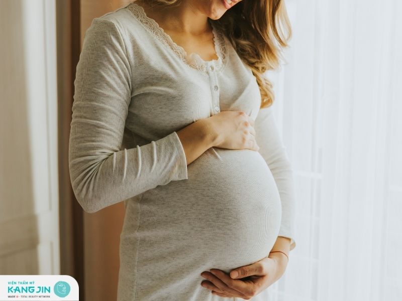 Phụ nữ mang thai hoặc đang cho con bú thì không nên thực hiện peel da retinol 