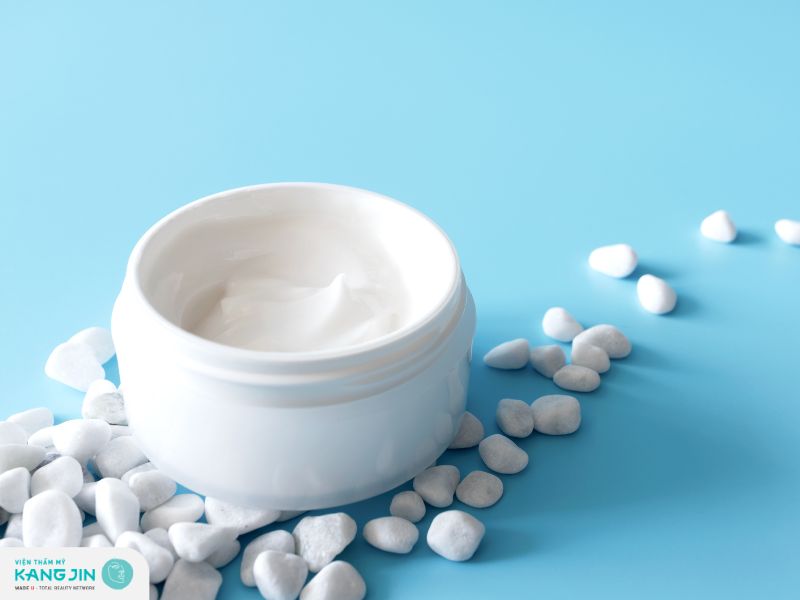 Ưu tiên kem dưỡng trắng da mặt cho mẹ sau sinh mỏng nhẹ, thấm nhanh