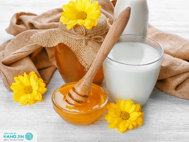 Dưỡng ẩm dưỡng trắng với mật ong và sữa tươi