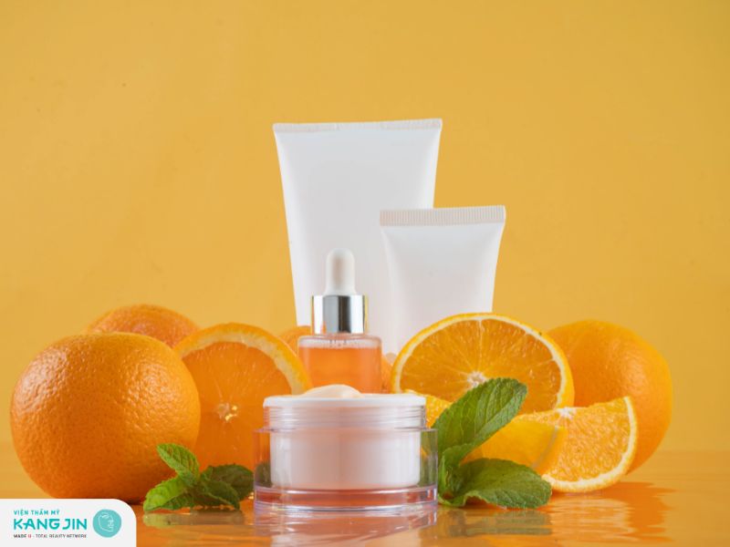 Vitamin C là thành phần trong kem dưỡng trắng da mặt cho mẹ sau sinh giúp cải thiện sắc tố da 