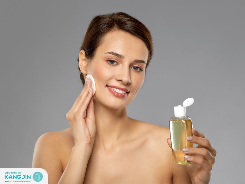 Sử dụng toner cân bằng độ ẩm cho da dầu trắng sáng