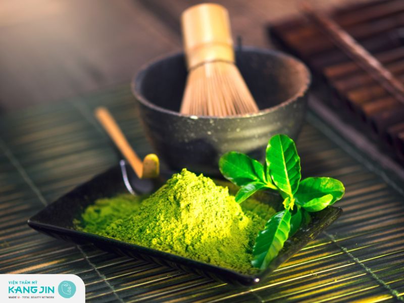 Trà xanh chứa nhiều catechin giúp ngăn ngừa và làm giảm việc hình thành các gốc tự do gây tổn hại cho da