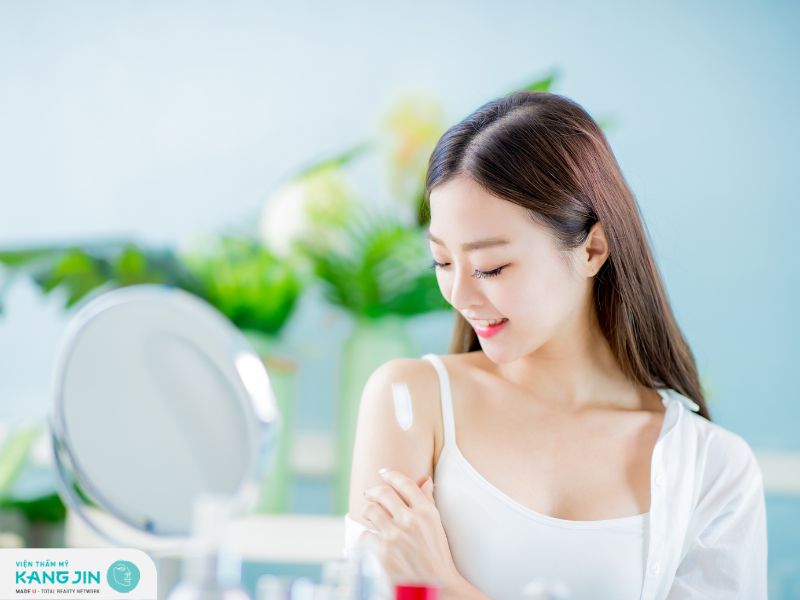 Chống lão hóa da mặt bằng cách sử dụng kem chống nắng hàng ngày 