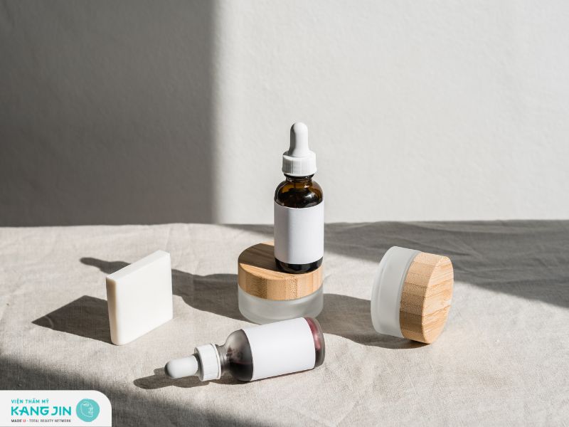 Bắt đầu bằng cách áp dụng serum lên da, sau đó chuyển sang kem dưỡng