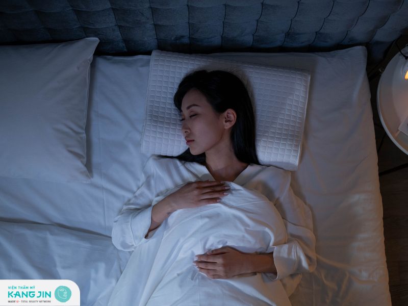 Tránh nằm sấp khi ngủ để ngăn ngừa da mặt lão hóa sớm 